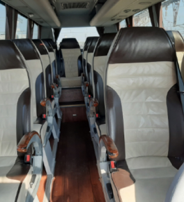 Cofransel - Rénovation de sièges - Photo de l'intérieur d'un bus avec des sièges en cuir marron et blanc