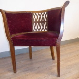 Cofransel - Rénovation de sièges - Photo d'un siège en bois avec assise en velours bordeaux