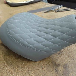 Cofransel - Rénovation de sièges - Sellerie complète pour une moto Kawasaki