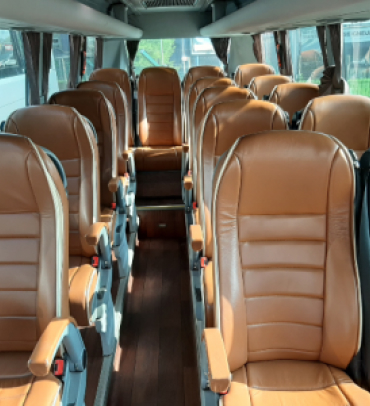 Cofransel - Rénovation de sièges -Photo de l'intérieur d'un bus avec des sièges en cuir marron