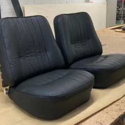 Cofransel - Rénovation de sièges - Photo de deux sièges en cuir marron pour voiture