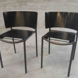 Cofransel - Rénovation de sièges - Photo de deux sièges en cuir et bois noir Philippe Starck