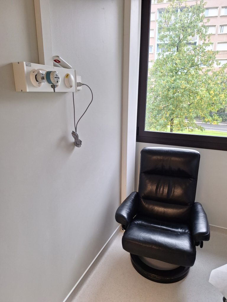 Cofransel - Rénovation de sièges - Rénovation d'un siège médical en cuir noir