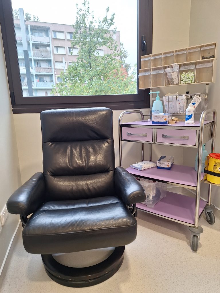 Cofransel - Rénovation de sièges - Photo d'un siège médical en cuir noir