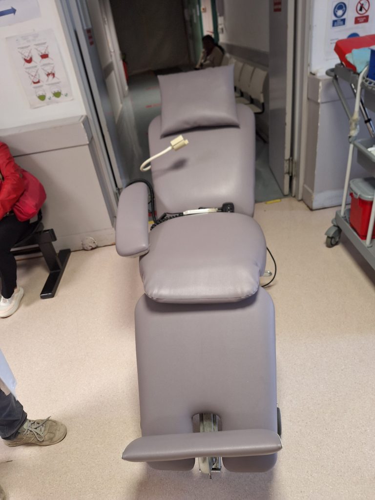 Cofransel - Rénovation de sièges - Photo d'un lit médical gris